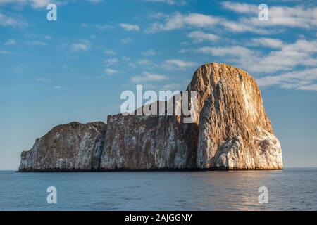 Kicker Rock (aka León dormido) in der Nähe von San Cristobal Island, Galapagos, Ecuador. Stockfoto