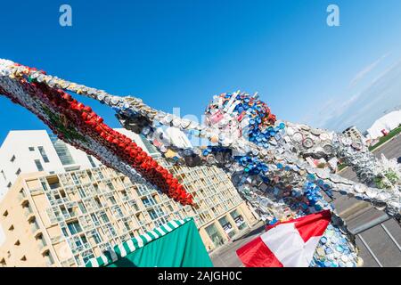 Kunst installation Skulptur aus Plastikflaschen und Mülltonnen libanesischer Künstler Pierre Abboud, Martyrs' Square, Beirut Central District, Libanon Stockfoto