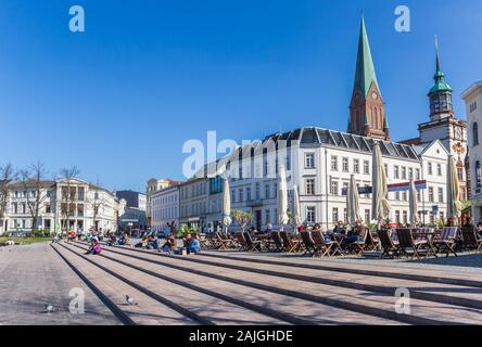 Menschen entspannend auf die Schritte der Pfaffenteich in Schwerin, Deutschland Stockfoto