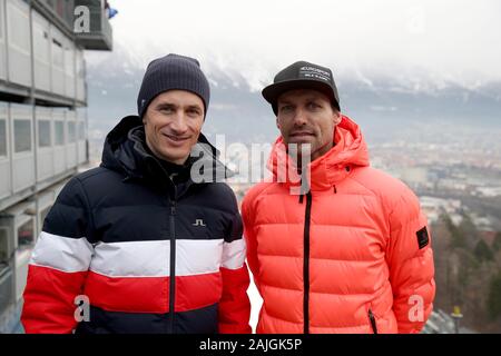 Innsbruck, Österreich. 04 Jan, 2020. Ski Nordisch/Skispringen: Weltcup, Vierschanzentournee, Big Hill, Männer. Der ehemalige deutsche Skispringer Martin Schmitt (l) und Sven Hannawald auf dem Hügel stehen. Schmitt und Hannawald Arbeit als Experten für den TV-Kanal Eurosport. Credit: Daniel Karmann/dpa/Alamy leben Nachrichten Stockfoto