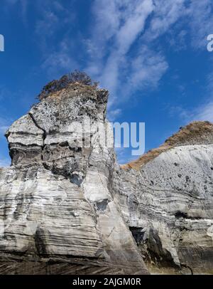 Dogashima marinen sedimentären Felsen und Höhlen wie vom Meer aus gesehen Stockfoto