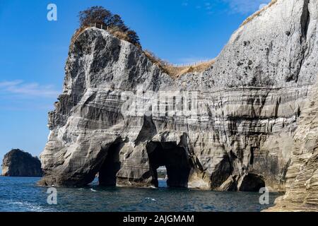 Dogashima marinen sedimentären Felsen und Höhlen wie vom Meer aus gesehen Stockfoto