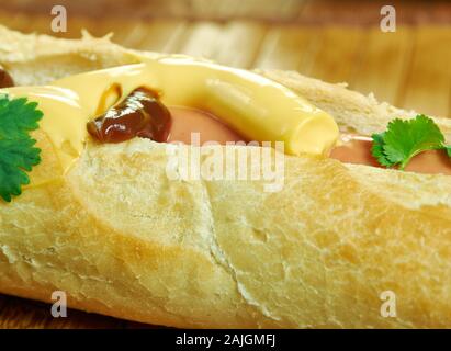 Jumbo Frankfurter, große Weinprobe Frankfurter Hot Dogs. Stockfoto