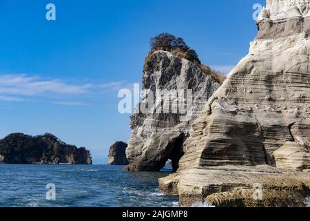 Dogashima marinen sedimentären Felsen und Höhlen wie vom Meer aus gesehen Stockfoto