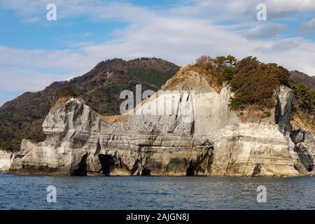 Dogashima marinen sedimentären Felsen und Höhlen wie vom Meer aus gesehen Stockfoto