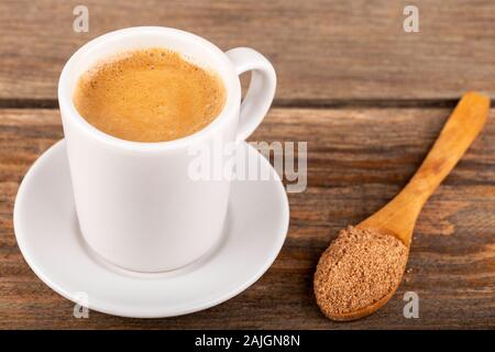 Traditioneller türkischer Dibek-Kaffee in einer Kaffeetasse auf Holztisch. Stockfoto