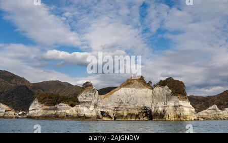 Dogashima marinen sedimentären Felsen und Höhlen wie vom Meer aus gesehen Stockfoto