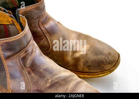 Alte braune Lederschuhe auf weißem Hintergrund mit Kopierraum isoliert. Schmutzige, staubige, verwitterte und abgenutzte Stiefel. Stockfoto