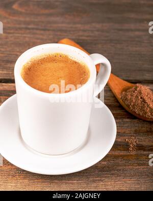 Traditioneller türkischer Dibek-Kaffee in einer Kaffeetasse auf Holztisch. Stockfoto