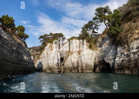 Dogashima marinen sedimentären Felsen und Höhlen wie vom Meer aus gesehen Stockfoto