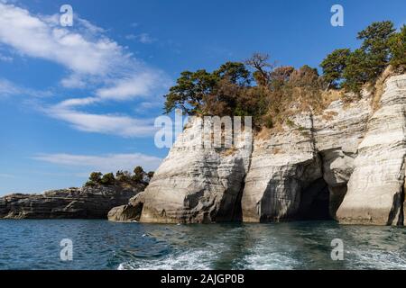 Dogashima marinen sedimentären Felsen und Höhlen wie vom Meer aus gesehen Stockfoto