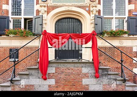 Der jährliche niederländische Sinterklaas Eintrag in Franeker. Warten auf die Ankunft von Sinterklaas im alten Rathaus. Stockfoto