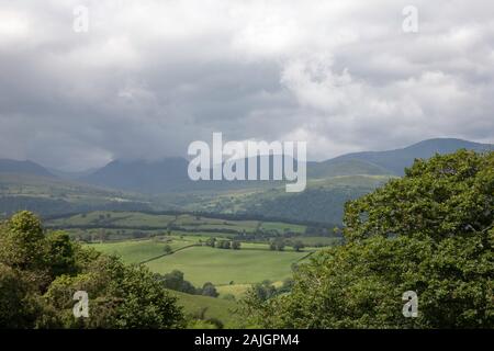 Bedeckt die Berge entlang das Tal von Conwy in die Berge von Snowdonia an einem Sommermorgen in der Nähe des Dorfes Eglwysbach Conwy in Wales Stockfoto