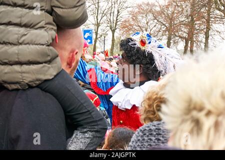 Der jährliche niederländische Sinterklaas Eintrag in Franeker. Zwarte Piet von Menschen umgeben. Stockfoto