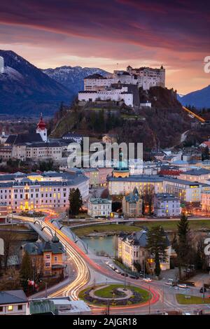 Salzburg, Österreich. Stadtbild Bild der Salzburg mit Festung Hohensalzburg während der schönen Winter Sonnenaufgang. Stockfoto