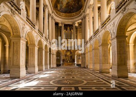 Ein Blick in die beeindruckende Kapelle des Schlosses von Versailles in Frankreich. Stockfoto