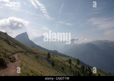 Der Col Rodella und Der Marmolada-Gletscher sind vom Friedrich-August-Pfad über dem Val di Fassa Doles in Südtirol Italien aus zu sehen Stockfoto