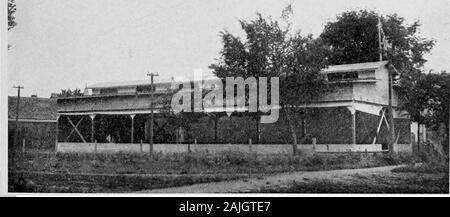Geschichte des Nemaha County, Kansas. Vered in protestantischen GESCHICHTE DES NEMAHA COUNTY 89^." - Kirchen, cuhxiinating in einer Organisation an die alte steinerne Kirche, 9. März 1915. Es war bemerkenswert erfolgreich in die Menschen aus tochurch wurde. In den bitterlich kalte Wetter und übermäßig heiß, haben Leute Gath - unter dem Banner der Gemeinschaft. Die Mitglieder nicht verbinden, theysimply gehen - Kongregationalisten, Universalisten, Presbyterianer, Christen, Episkopalen, Wissenschaftler und Methodisten. Der notfor conimunity Kirche ist die Kirche Arbeit allein; es soll jede Phase des civiclife zu erreichen, und somit immer Stockfoto