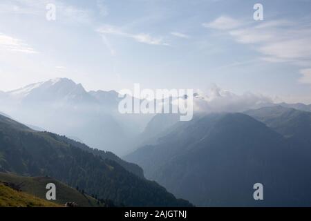 Der Col Rodella und Der Marmolada-Gletscher sind vom Friedrich-August-Pfad über dem Val di Fassa Doles in Südtirol Italien aus zu sehen Stockfoto