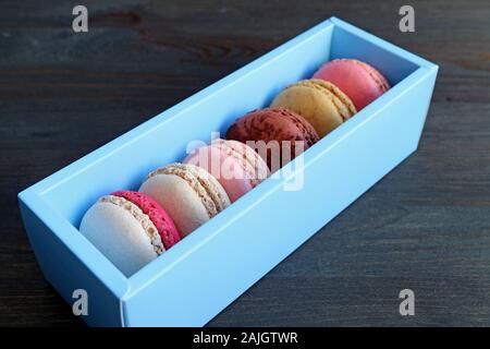 Kasten der Macarons in einer Vielzahl von schönen Pastellfarben Stockfoto