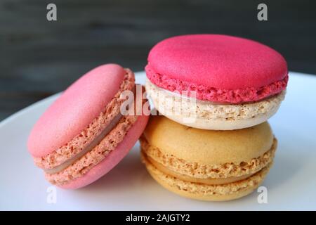 Schönen Pastellfarben Macaron Gebäck auf weiße Platte isoliert Stockfoto