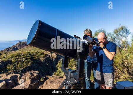 Die Beobachtung der Sonne durch ein Sol searcher Sonnenteleskop neben einem 12 Zoll Meade LX200R, in Masca, Teneriffa, Kanarische Inseln, Spanien Stockfoto