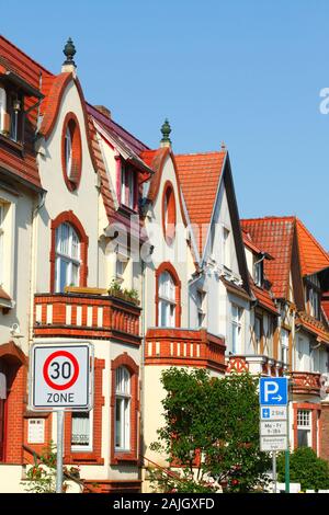 Alte Wohnhäuser, Tempo 30 Zone, Güstrow, Mecklenburg-Vorpommern, Deutschland, Europa Stockfoto