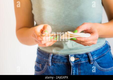 Frau mit wiederverwendbaren Wattepads und Holz Kamm Stockfoto