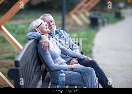 Reifes Paar sitzen an banch in Park und Spaß haben Stockfoto