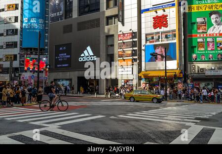 Tokio/Japan - 10/25/19 - Shibuya, der chaotischen Gegend von Tokyo für seine vielen kleinen Bars und Restaurants und auch die Shibuya Crossing bekannt. Sagte zu. Stockfoto