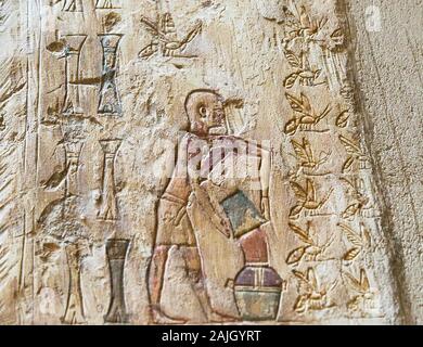 UNESCO Welterbe, Theben in Ägypten, Assassif (Teil des Tals der Adligen), Grab von pabasa. Eine seltene Szene der Imkerei: Gießen Milch. Stockfoto