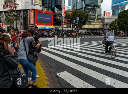 Tokio/Japan - 10/25/19 - Die Shibuya Crossing, sagte, der belebtesten Fußgängerzone, Überfahrt in der Welt Stockfoto