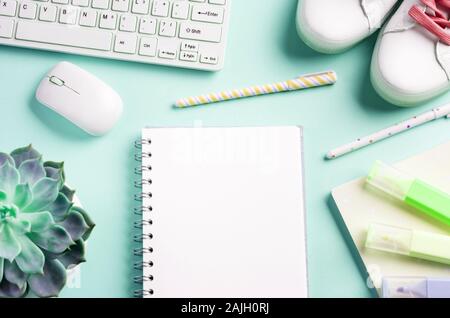 Mint zurück zu Schule flach Rahmen mit Notepad Stockfoto