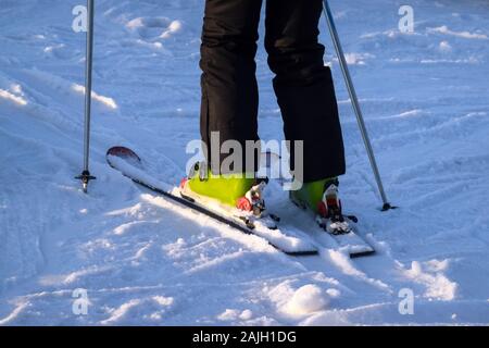 Man Skifahren im Skigebiet turing Wintersaison. Person gleitenden in Pulver mit Skier und Stöcke, gute Zeit Stockfoto