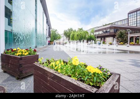 , Swietokrzyskie in Kielce, Polen, Juni 2016 künstlichen Wasserfall von Gebäude und Brunnen in der Nähe der ZUS-Gebäude in Kielce Stockfoto