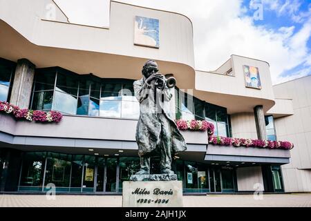 , Swietokrzyskie in Kielce, Polen, Juni 2016 eine Statue von Miles Davies, Jazztrompeter, spielen an der Trompete. Kulturzentrum Gebäude im Hintergrund Stockfoto