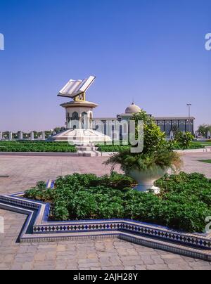 Sharjah. Farbenfroher Sharjah am Kreisverkehr des Heiligen Koran im Sharjah Islamic Cultural Convention Center Stockfoto