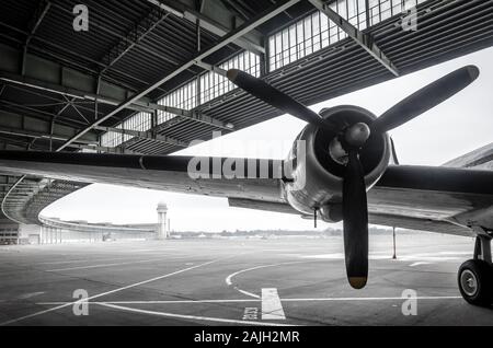 BERLIN, DEUTSCHLAND - 22. Dezember 2019: Gebäude des Flughafens Tempelhof in Berlin. Leere Flugplatz. In der vorderen Kotflügel und den Motor eines Flugzeugs Stockfoto