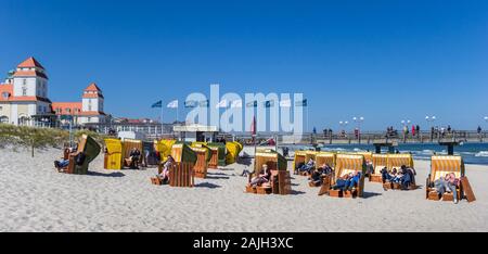 Panorama von Menschen entspannen in traditionelle liegen in Binz auf Rügen, Deutschland Stockfoto