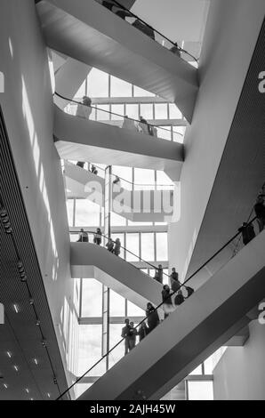 GRONINGEN, Niederlande - 1. Dezember 2019: In einem neuen Gebäude namens "Groninger Forum' im Zentrum von Groningen. Viele Fahrtreppen in modernen b Stockfoto