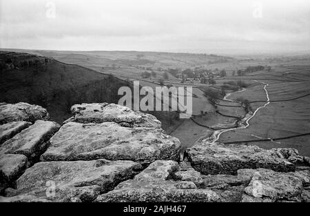 Der berühmte Kalkstein Pflaster über Malham Cove, Yorkshire Dales, England, UK. Schwarz-weiß Film Fotografie, ca. 1992 Stockfoto