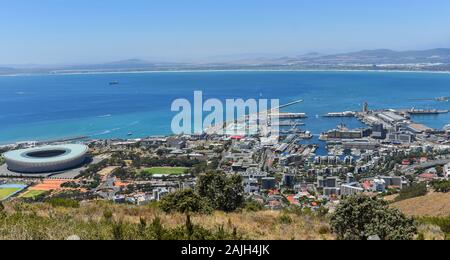 Luftansicht des Kapstadt-Stadions und der angrenzenden Gebiete vom Signal Hill, Kapstadt, Westkappo, Südafrika Stockfoto