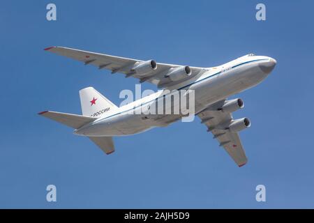 Eine -124-100 Ruslan (Condor) der weltweit größte Cargo strategische Luftbrücke Düsenflugzeug (Flugzeuge Seite HF--82032) gegen den blauen Himmel Hintergrund fliegt Stockfoto