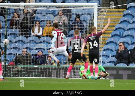 Burnley, Großbritannien. 04 Jan, 2020. Jay Rodriguez von Burnley (19) schießt und Kerben seine Mannschaften 1. Ziel. Die Emirate FA Cup, 3.Runde, Burnley v Peterborough Utd im Turf Moor in Burnley, Lancashire am Samstag, den 4. Januar 2020. Dieses Bild dürfen nur für redaktionelle Zwecke verwendet werden. Nur die redaktionelle Nutzung, eine Lizenz für die gewerbliche Nutzung erforderlich. Keine Verwendung in Wetten, Spiele oder einer einzelnen Verein/Liga/player Publikationen. pic von Chris Stading/Andrew Orchard sport Fotografie/Alamy Live news Credit: Andrew Orchard sport Fotografie/Alamy leben Nachrichten Stockfoto