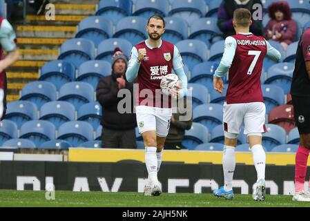 Burnley, Großbritannien. 04 Jan, 2020. Jay Rodriguez von Burnley (l) feiert, nachdem seine Mannschaften 1. Ziel zählen. Die Emirate FA Cup, 3.Runde, Burnley v Peterborough Utd im Turf Moor in Burnley, Lancashire am Samstag, den 4. Januar 2020. Dieses Bild dürfen nur für redaktionelle Zwecke verwendet werden. Nur die redaktionelle Nutzung, eine Lizenz für die gewerbliche Nutzung erforderlich. Keine Verwendung in Wetten, Spiele oder einer einzelnen Verein/Liga/player Publikationen. pic von Chris Stading/Andrew Orchard sport Fotografie/Alamy Live news Credit: Andrew Orchard sport Fotografie/Alamy leben Nachrichten Stockfoto