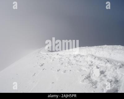 Bergrücken Castore in der Berggruppe Monte Rosa. Spur der Kletterer auf dem Gletscher nahe dem Gipfel. Italienische/Schweizer Alpen. Europa. Stockfoto