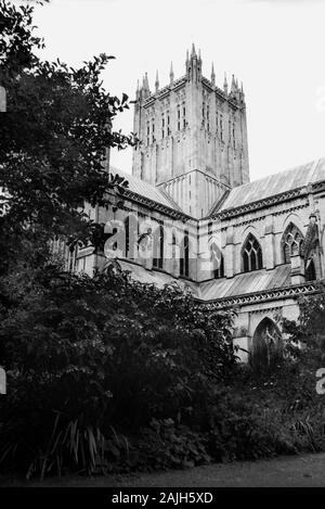 Turm der Kathedrale Kirche St. Andreas, Wells, Somerset, UK. Alte schwarz-weiß Film Fotografie, ca. 1990 Stockfoto