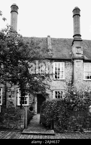 Schöne alte Haus in der Vikare, Wells, Somerset, England, UK, datiert um 1400: Der älteste reine Wohnstraße mit seiner ursprünglichen Gebäuden alle Überlebenden in Europa intakt. Alte schwarz-weiß Film Fotografie, ca. 1990 Stockfoto