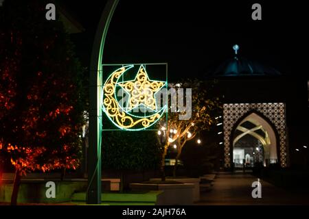 Islamische Mond und Stern. Abstract Lichteffekte der Dekoration in der Stadt während des Ramadan. Stockfoto