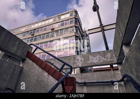 Sie suchen eine Treppe in Richtung der Brutalist Gebäude in Anglia in Norwich Stockfoto